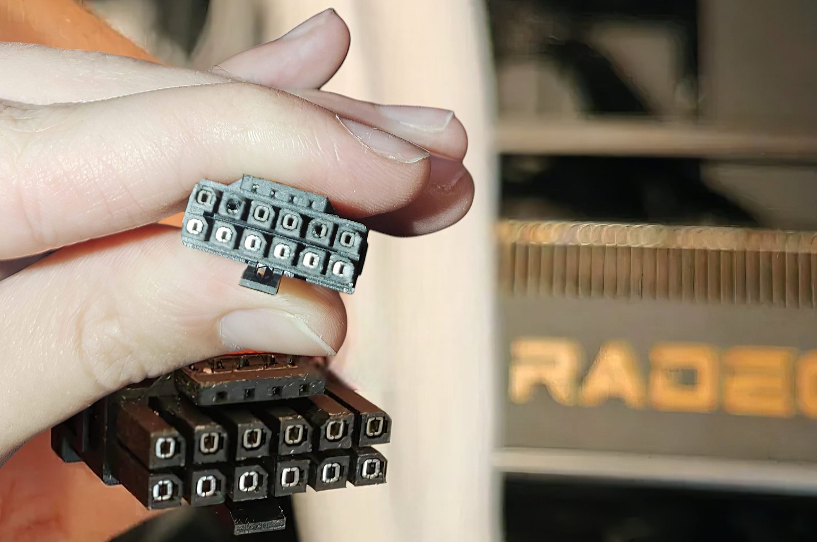 Erster geschmolzener 16-Pin-Stecker bei AMD Radeon RX 9070 XT gemeldet