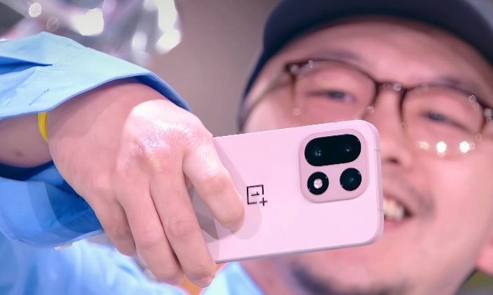 OnePlus 15 zeigt sich auf echten Fotos mit neuem Look OnePlus 15 zeigt sich auf echten Fotos mit neuem Look