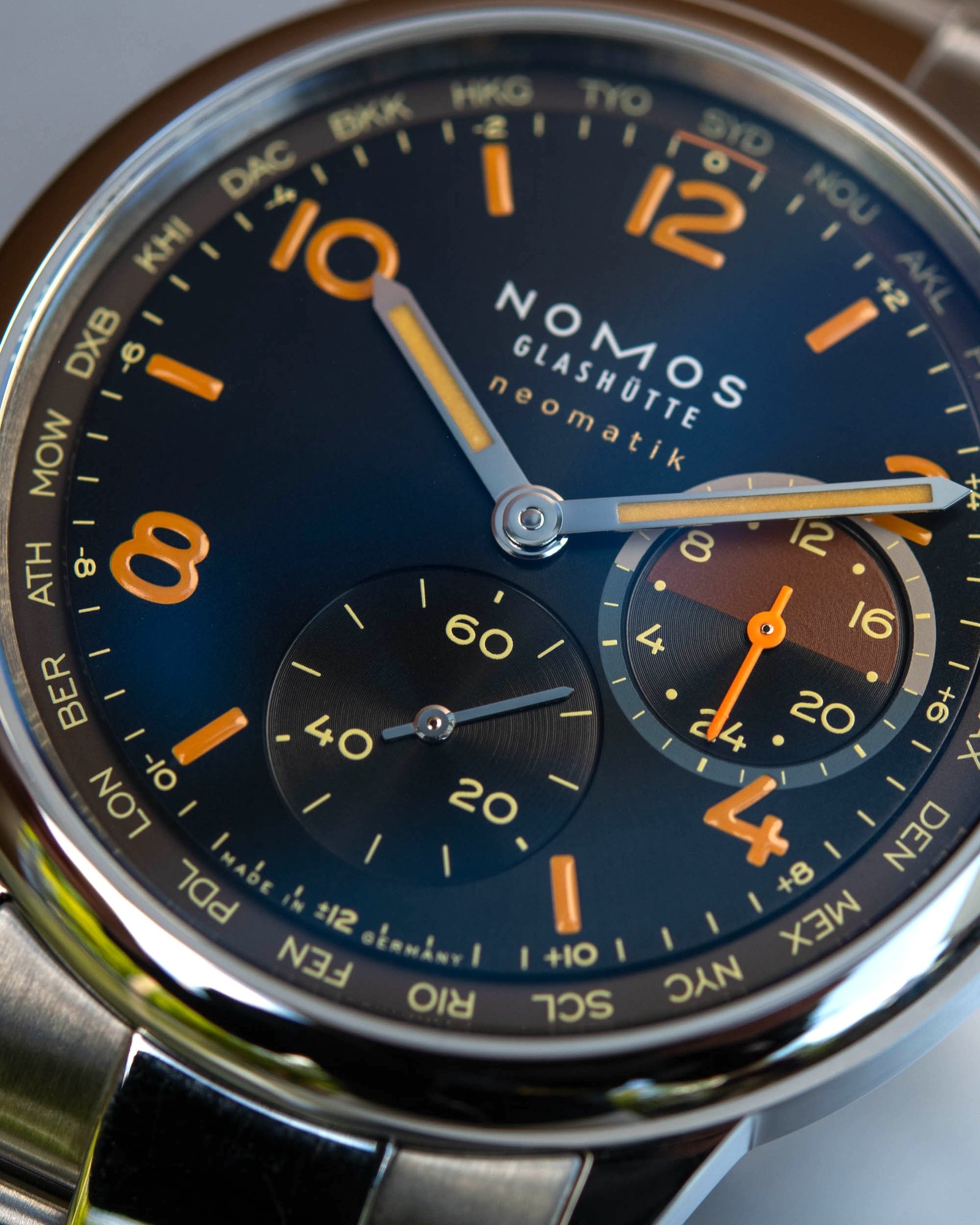 Nomos Club Sport Worldtimer Night Navigation – dezente Eleganz für Nachtliebhaber
