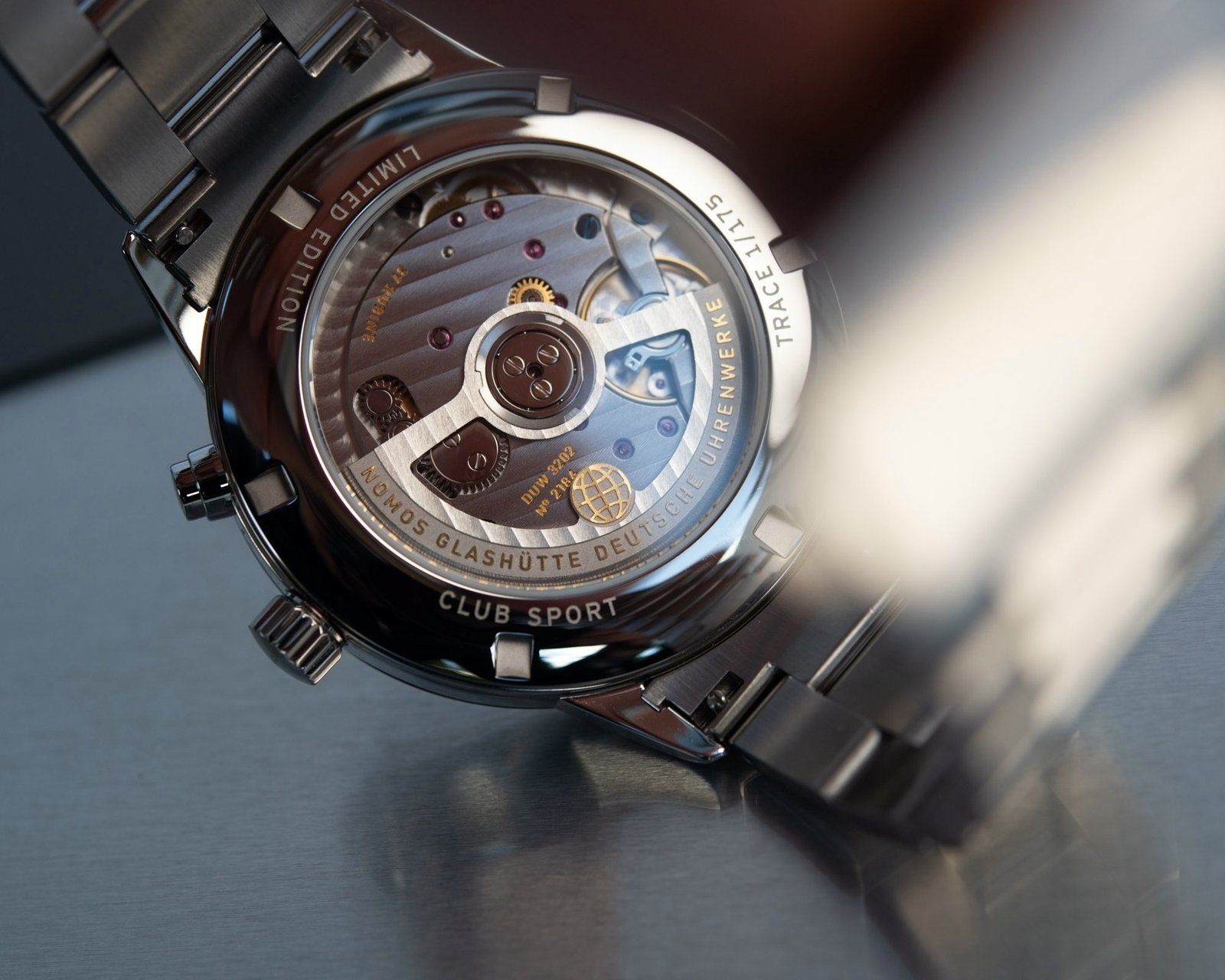 Nomos Club Sport Worldtimer Night Navigation – dezente Eleganz für Nachtliebhaber