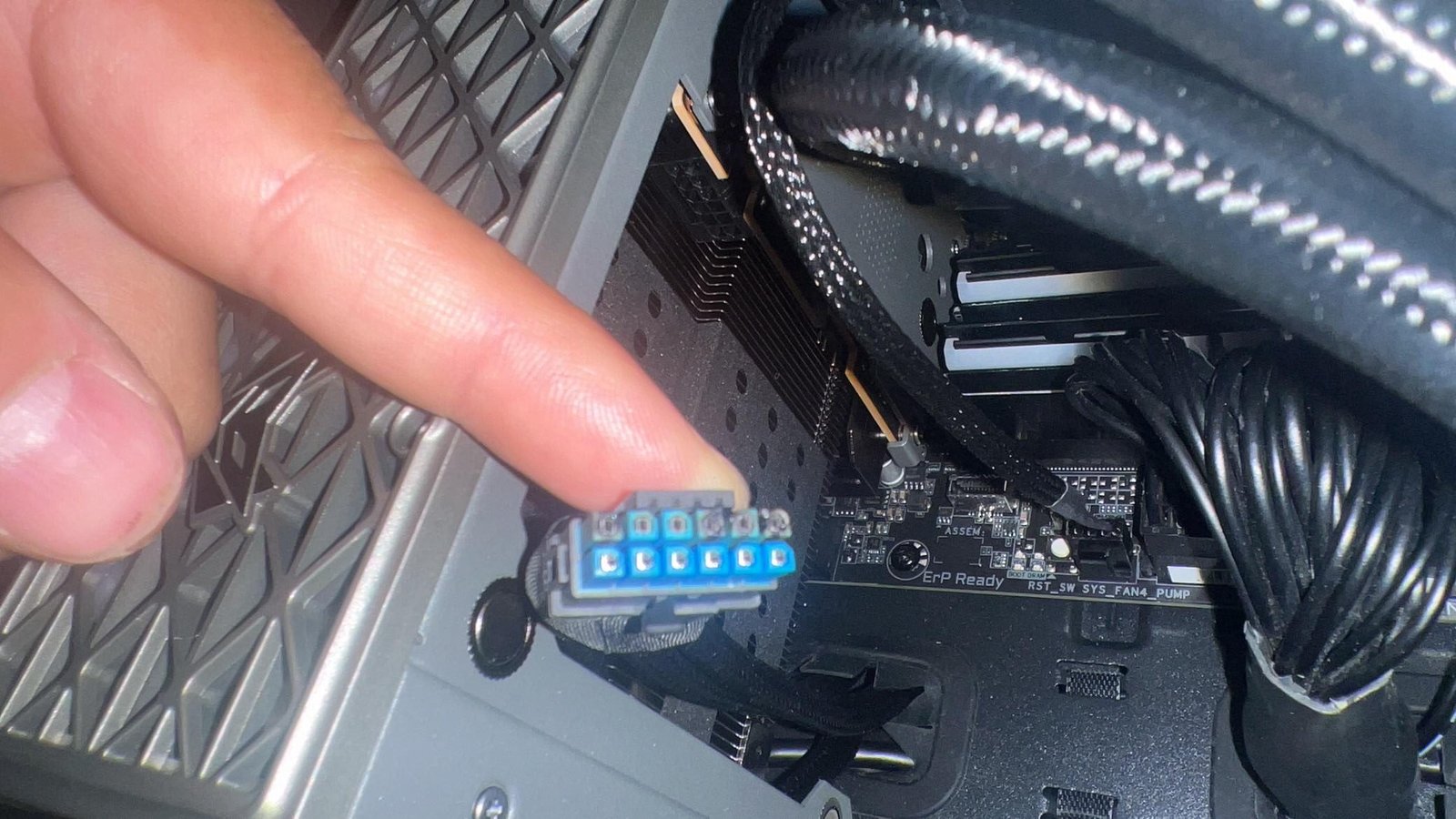 Sapphire RX 9070 XT Nitro+ erleidet denselben Schaden wie ASRock – 16-Pin-Stecker erneut geschmolzen