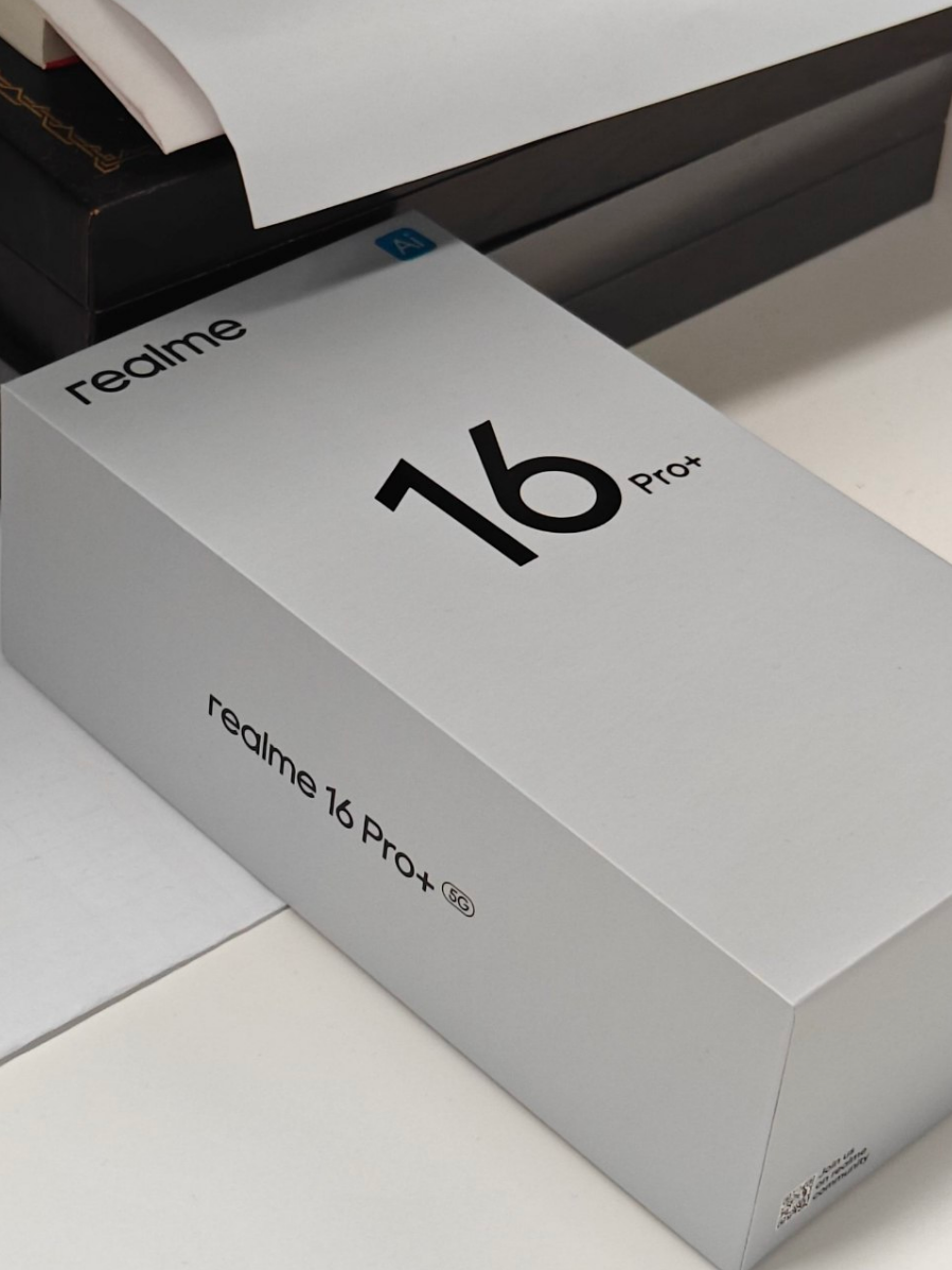 Realme 16 Pro+: Box-Leak, Periskop-Comeback und ein schneller Abschied von der 15er-Reihe Realme 16 Pro+: Box-Leak, Periskop-Comeback und ein schneller Abschied von der 15er-Reihe